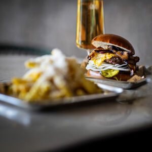Öl, burgare och pommes frites