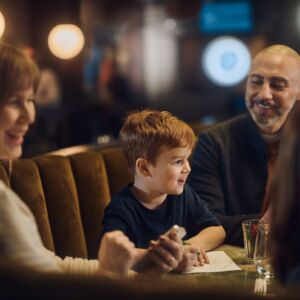 Barnfamilj äter på restaurang Corner
