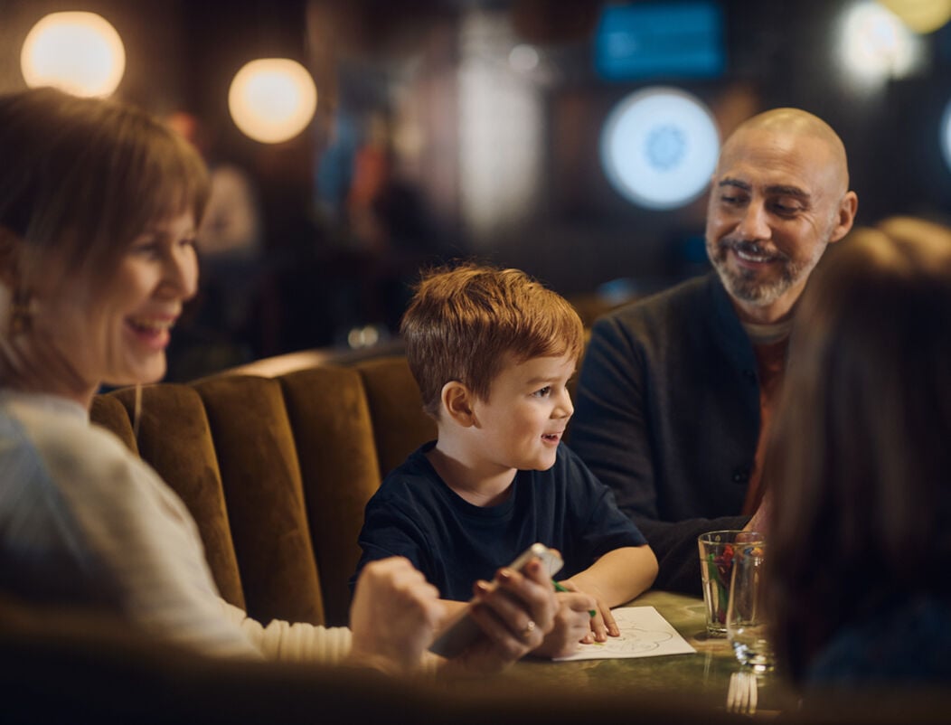 Barnfamilj äter på restaurang Corner