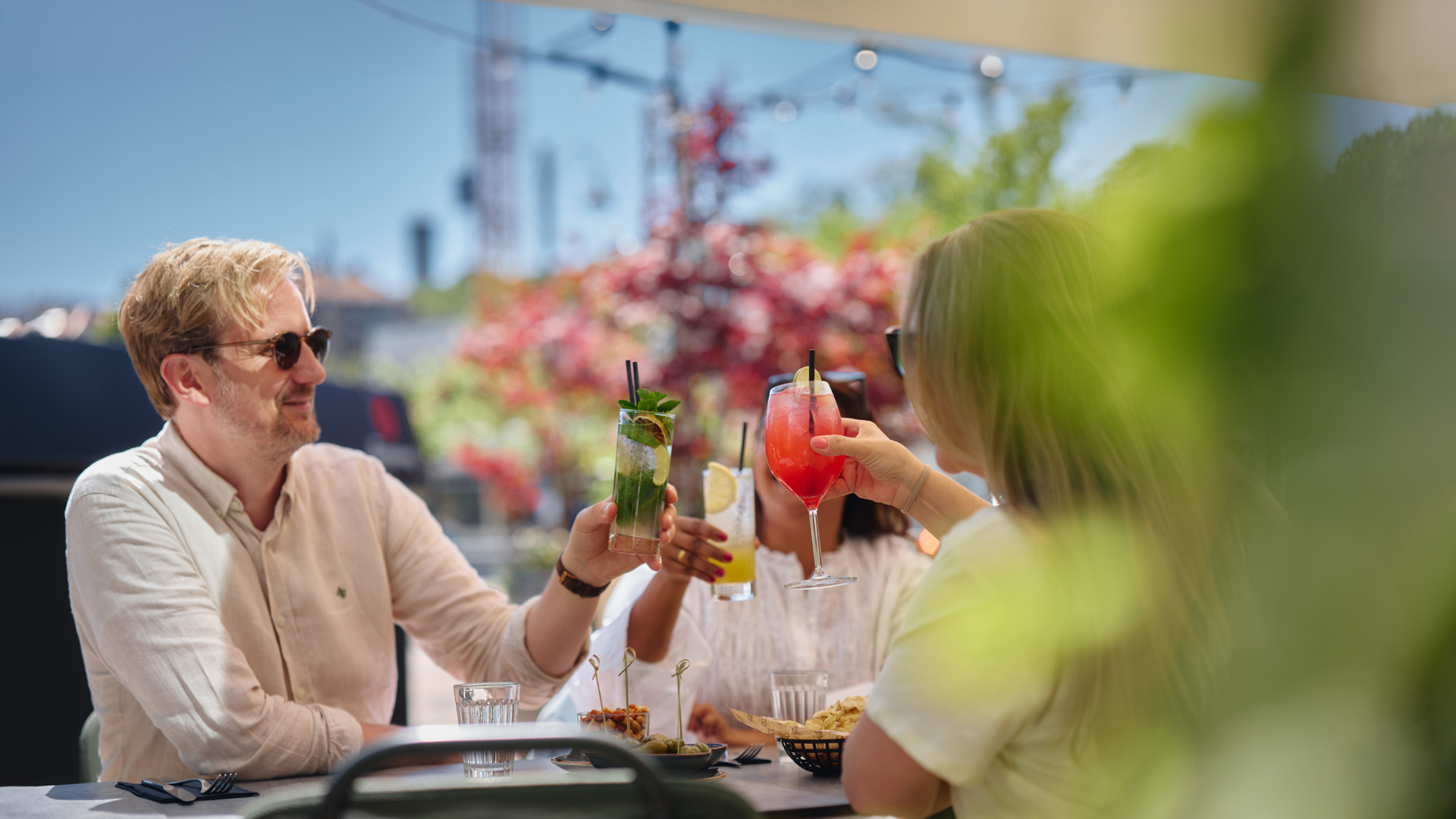 Gäster skålar med några glas på Corners uteservering