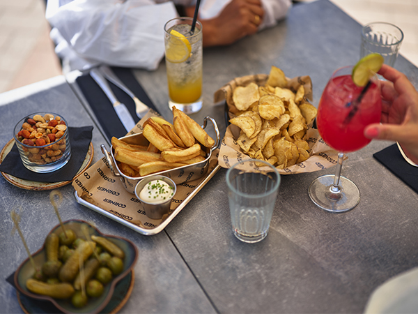 Drinkar och snacks serverade på Corners uteservering på Gothia Towers